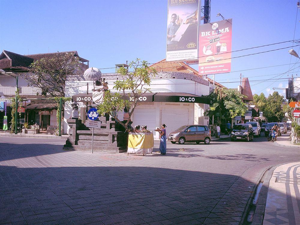 Kuta Sari House Hotel Exterior photo